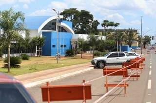 Avenida e estacionamentos s&atilde;o interditados para montagem de tendas em Upas