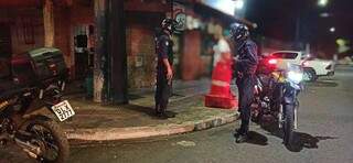 Primeira noite do toque de recolher tem bar aberto e &quot;social&quot; de moradores 