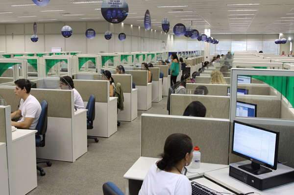 Ap&oacute;s protesto, empresa de call center reduz efetivo de funcion&aacute;rios na Capital