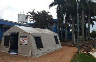 Tenda instalada pela Defesa Civil ao lado do Hospital da Vida, em Dourados (Foto: João Pires/Estado Notícias)