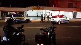 Primeira noite do toque de recolher tem bar aberto e &quot;social&quot; de moradores 