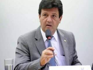 Mandetta recomenda que pessoas não usem álcool líquido Mandetta recomenda que pessoas não usem álcool líquido