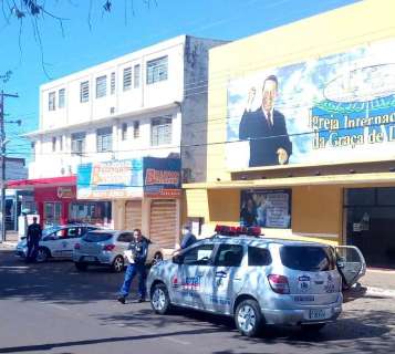 Guarda fecha 2 igrejas que abriram para cultos no domingo