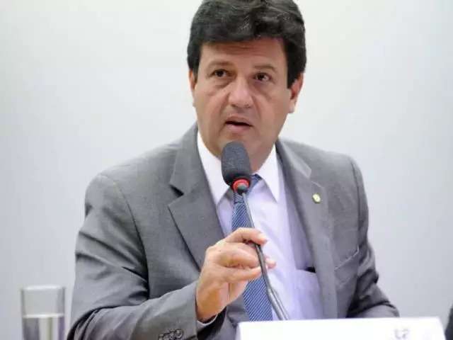 Mandetta recomenda que pessoas n&atilde;o usem &aacute;lcool l&iacute;quido