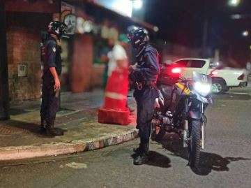 Primeira noite do toque de recolher tem bar aberto e &quot;social&quot; de moradores 