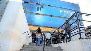 Pessoas chegando ao prédio da Funsat, uma das agências de emprego da Capital (Foto: Divulgação/`PMCG)
