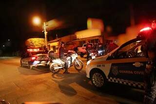 Primeira noite do toque de recolher tem bar aberto e "social" de moradores Primeira noite do toque de recolher tem bar aberto e "social" de moradores