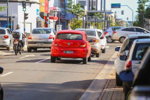 Com tr&acirc;nsito intenso no centro, nem parece que Campo Grande est&aacute; em quarentena