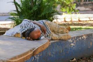 Homem dormindo em pequena praça da Capital, na região do Bairro São Francisco (Foto: Kísie Ainoã)