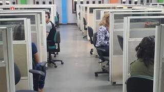 Imagem recebida pelo Campo Grande News mostra trabalhadores no call center da Rua Maracaju. (Foto: Direto das Ruas)