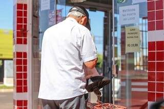 Farmácias e postos começam a montar estrutura para campanha de vacinação Farmácias e postos começam a montar estrutura para campanha de vacinação
