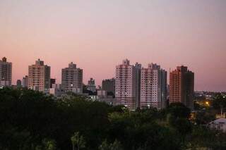 Dia amanhece com céu em rosa degradê em Campo Grande (Foto: Marcos Maluf)
