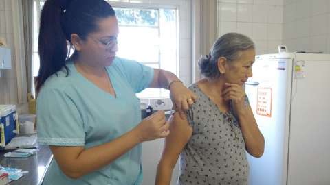 Vacina&ccedil;&atilde;o contra a gripe come&ccedil;a nesta ter&ccedil;a em 10 tendas e 50 farm&aacute;cias 