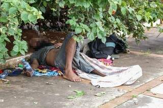 Chão vira cama e galhos de árvore cobertura para morador de rua em praça da Capital (Foto: Kísie Ainoã)