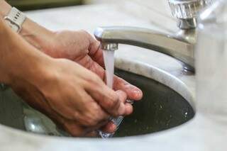 Lave as mãos com água e sabão para retirar as impurezas. (Foto: Marcos Maluf)