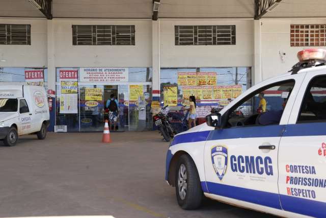 Ap&oacute;s den&uacute;ncias de irregularidades, supermercado &eacute; fechado por falta de alvar&aacute;