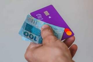 Qual melhor forma de pagamento, dinheiro ou cartão? (Foto: Marcos Maluf)
