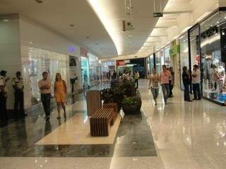 Homem tenta furtar shopping e acaba preso por bombeiro Homem tenta furtar shopping e acaba preso por bombeiro