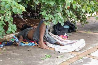 Homem dorme em calçada do Bairro Amambai. (Foto: Kisie Ainoã)