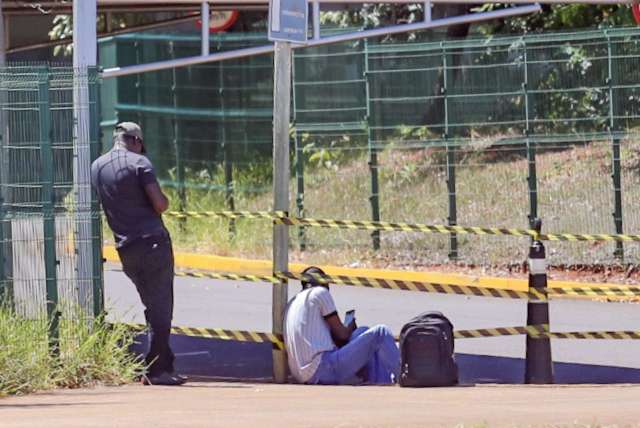 Sem chegadas e partidas, rodovi&aacute;ria fechada surpreende desavisados