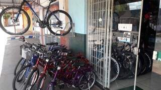 Loja de bicicletas no Aero Rancho também estava com as portas abertas (Foto: Direto das Ruas)