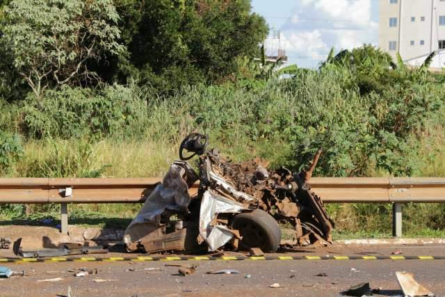 Tr&ecirc;s s&atilde;o arremessados e 1 morre em colis&atilde;o entre Parati e caminh&atilde;o boiadeiro