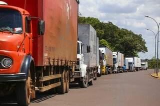 Na saída para SP, fila de caminhões, à espera da do descarregamento (Foto: Marcos Maluf)