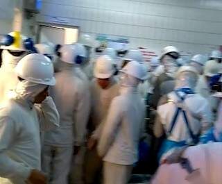 Fotografia enviada ao Campo Grande News mostra a aglomeração de funcionários. (Foto: Direto das Ruas)