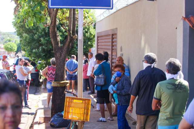 Vacina&ccedil;&atilde;o contra gripe gera fila e aglomera&ccedil;&atilde;o de idosos em farm&aacute;cia