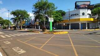 Lojas fechadas no cruzamento da Marcelino Pires com João Cândido Câmara, no centro de Dourados (Foto: Adilson Domingos)