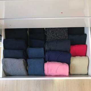 Calças guardadas em ordem no guarda-roupa. (Foto: Juliana Takahashi)