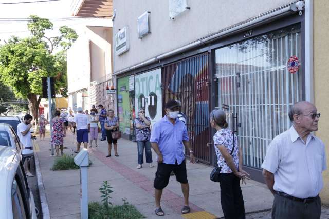 Na fila da vacina contra a gripe, idosos desprezam os riscos do novo coronav&iacute;rus