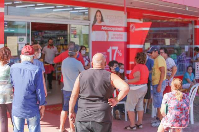 Farm&aacute;cias n&atilde;o recebem vacinas e nas que t&ecirc;m o estoque acaba em apenas uma hora