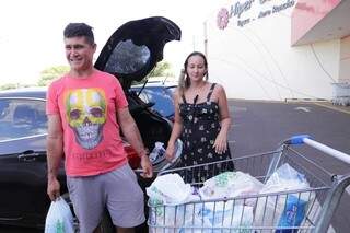 O casal Fernando e Valéria fieram compra maior para ficar em casa. (Kisie Ainõa)