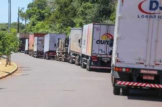 De outro ângula, fila mostra que espera pode ser longa (Foto: Marcos Maluf)