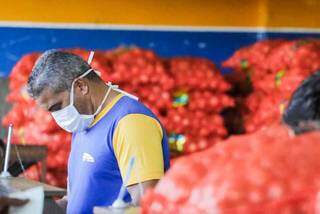 Muitos sacos vermelhos e màscara no vendedor: adaptação do Ceasa em tempos de pandemia (Marcos Maluf)