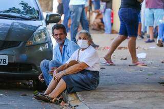 Cansada de esperar, Antônio de Souza chegou a sentar na calçada (Foto: Marcos Maluf)