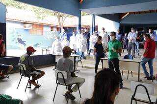 Moradores de rua são recebidos por prefeito em uma das escolas-abrigo na manhã desta quarta-feira (Foto: Kísie Ainoã)