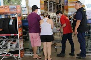 Oportunidade na crise: Supermercados seguem abertos e precisaram aumentar segurança privada em 20%. (Foto: Kisie Ainoã)