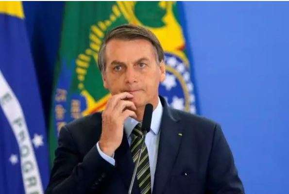 Bolsonaro volta a defender isolamento parcial e fala em risco &agrave; normalidade 