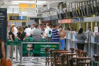 Fila de passageiros no embarque do terminal aeroportuário Antonio João, que vai continuar funcionando, segundo prefeito.