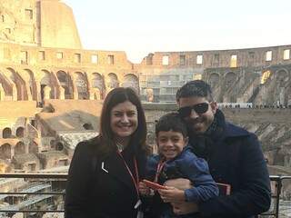 Em janeiro deste ano, antes do número absurdo de mortes pelo coronavírus, Maria Matheus, Ronaldo e o filho Rafael visitavam Roma. (Foto: Arquivo Pessoal)