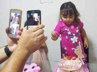 O aniversário de 4 anos de Lívia teve parabéns por vídeo chamada. (Foto: Arquivo pessoal)