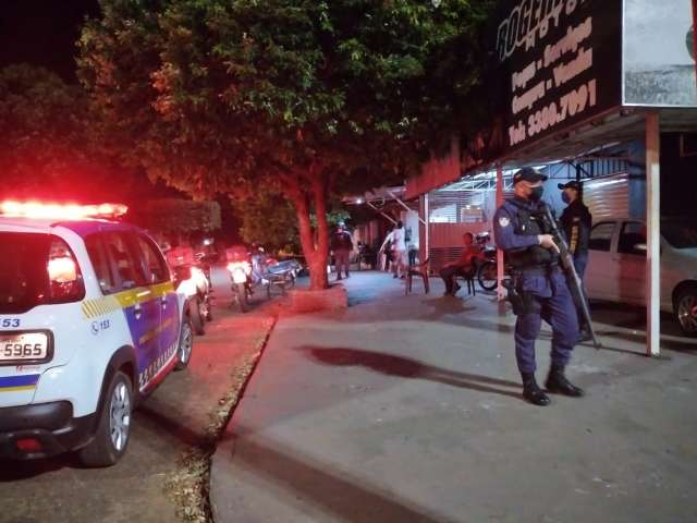 Com aux&iacute;lio de drones, Guarda aborda 26 pessoas e fecha 13 estabelecimentos