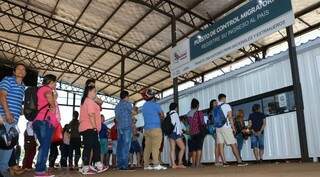 Cidadãos paraguaios fazem fila em posto de migração na fronteira (Foto: Última Hora)
