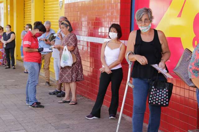 Nas farm&aacute;cias, senha acaba em 20 minutos e j&aacute; tem empresa abandonando campanha