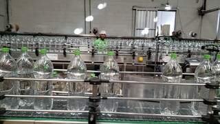 Envase das garrafas de álcool 70% estão sendo feitas pela indútrias de bebidas Bamboa. (Foto: Assessoria)