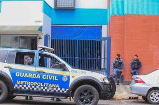 Guardas Municipais fizeram a segurança durante fiscalização da Vigilância Sanitária em empresa de call center (Foto: Marcos Maluf)