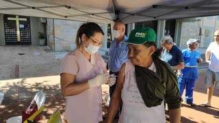 Idosa recebe vacina contra o vírus da gripe (Foto: Adilson Domingos)