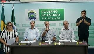 Reinaldo Azambuja ao lado de secretários, durante transmissão on-line sobre ações contra o coronavírus. (Foto: Reprodução Facebook)